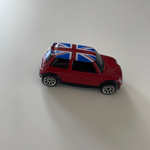 Matchbox Mini Cooper S red with British flag 1:56 - Picture 3 of 6